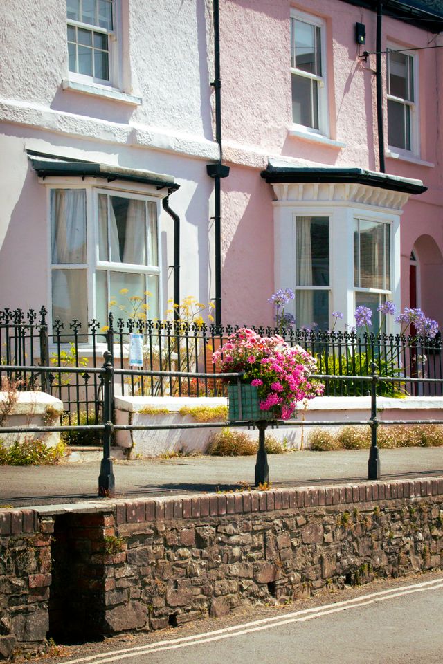 Charming pastel-colored houses with flowers in Hartland